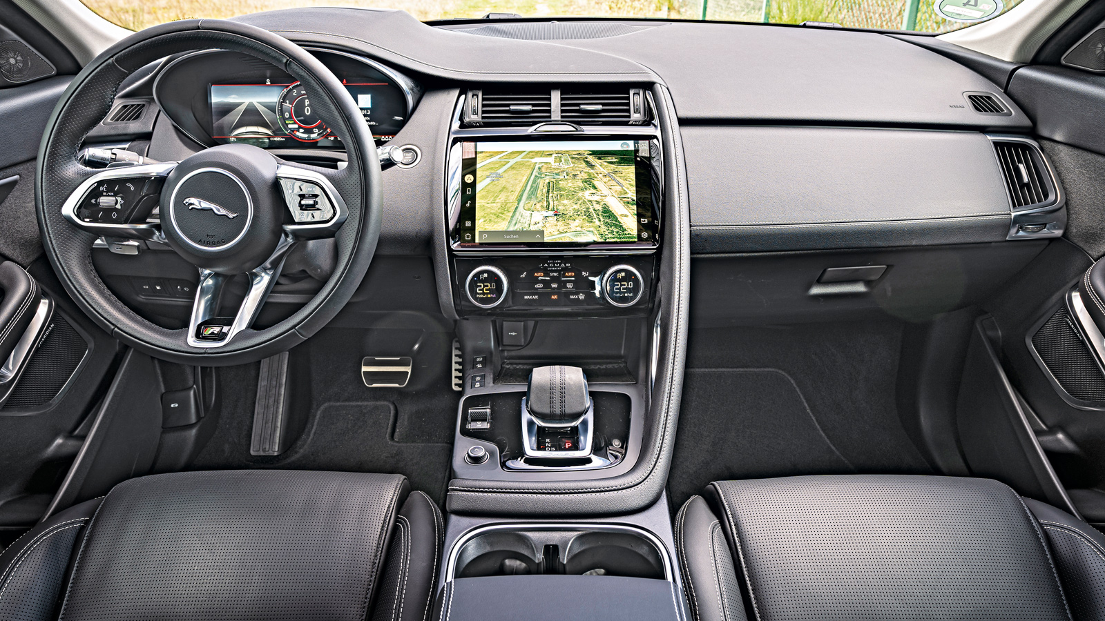 Πρακτικό και ποιοτικό το ταμπλό της Jaguar, εκτός οπτικού πεδίο του οδηγού η οθόνη